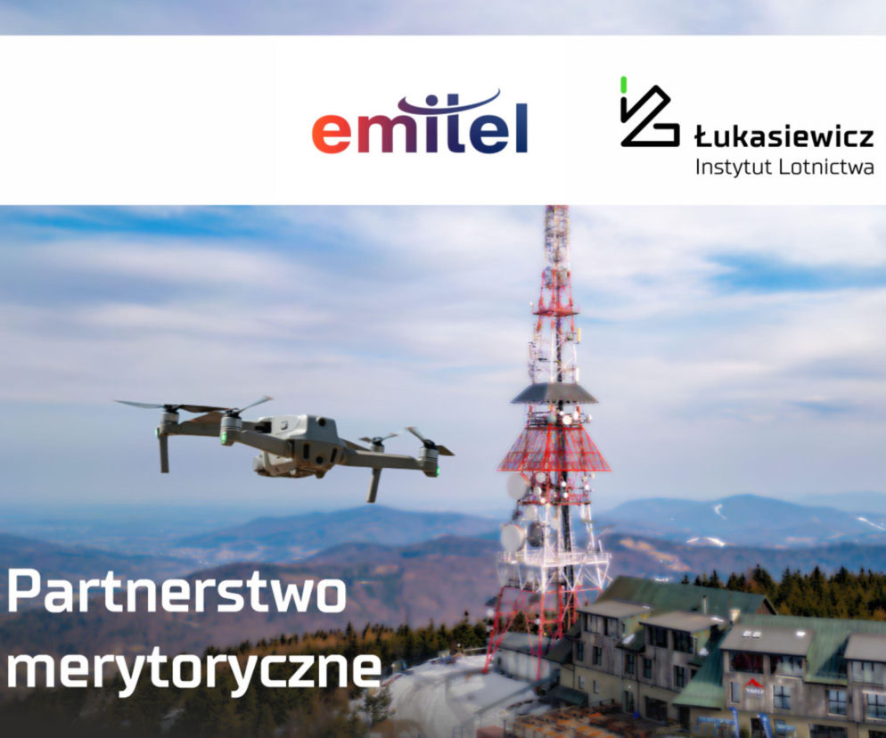 Dron lecący w górach obok masztu telekomunikacyjnego i logotypów Emitel oraz Łukasiewicz. O współpracy czytaj na SE Portal Obronny.