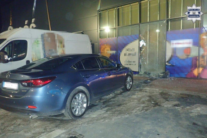 Wjechał w witrynę sklepową