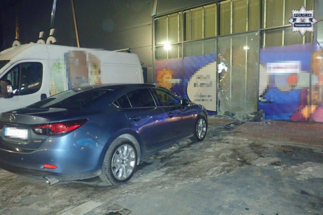 Samochód w witrynie sklepowej – kierowca nagle poczuł się źle