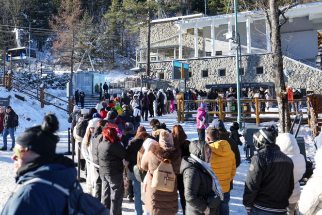 Fatalne warunki w Tatrach. Jest mroźno, ślisko, a szlaki są zasypane śniegiem. TPN ostrzega turystów