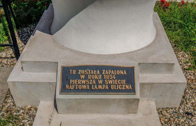 Zapłonęła w nim pierwsza na świecie uliczna lampa naftowa. To jedno z najpiękniejszych miast w Małopolsce