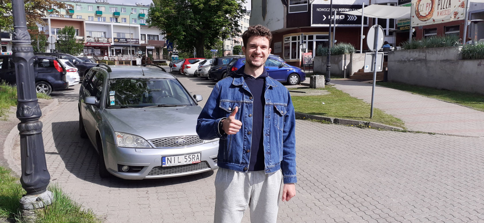 Przechodnie w Iławie bez maseczek oraz pierwsi klienci ogródków w restauracjach