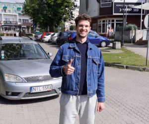 Przechodnie w Iławie bez maseczek oraz pierwsi klienci ogródków w restauracjach
