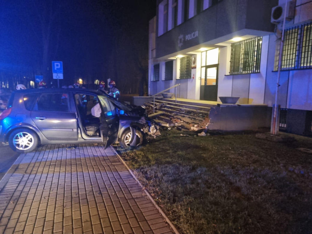 Tarnów. 75-latek wjechał samochodem w komisariat policji. Dwie osoby w szpitalu