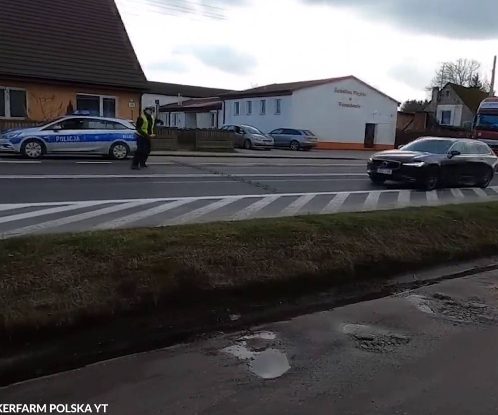 Kradzione auto powstrzymała dopiero policyjna kolczatka