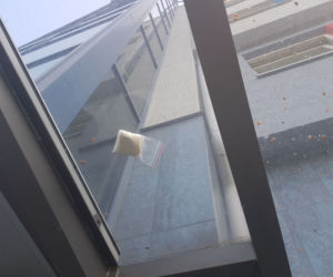Kiedy policjanci weszli do pokoju, handlarze postanowili wyrzucić narkotyki przez okno!