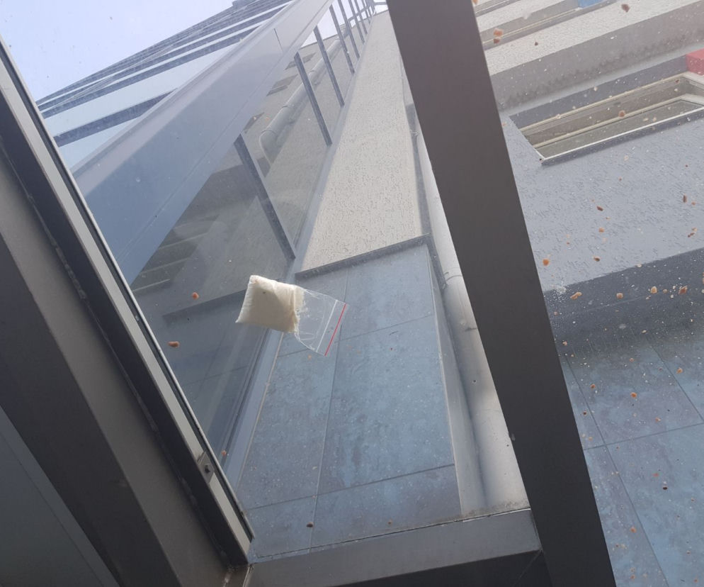 Kiedy policjanci weszli do pokoju, handlarze postanowili wyrzucić narkotyki przez okno!