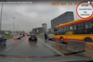 Bójka w Warszawie. Kierowca autobusu i auta urządzili sobie zapasy na ulicy [ZDJĘCIA, WIDEO]