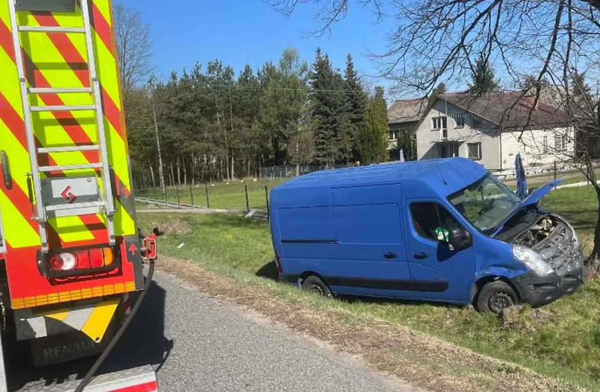 Osobówka zepchnęła busa do rowu