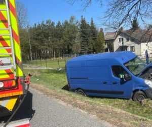 Osobówka zepchnęła busa do rowu