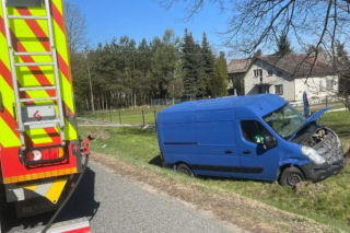 Osobówka zepchnęła busa do rowu