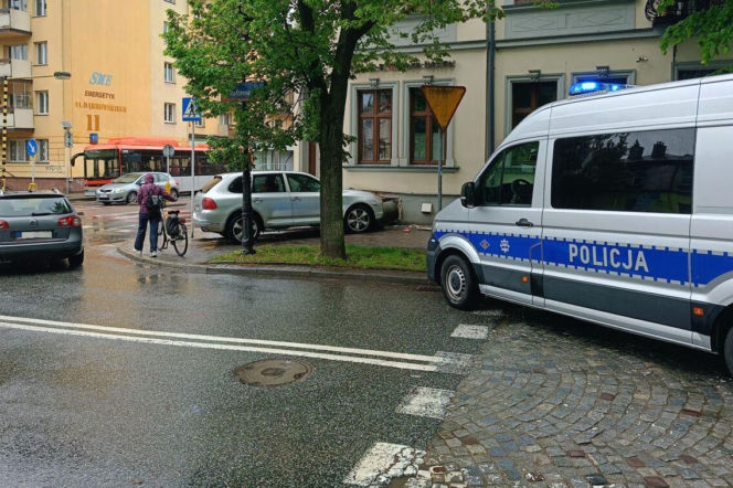 Pijany kierowca Porsche uderzył w budynek w centrum Rzeszowa