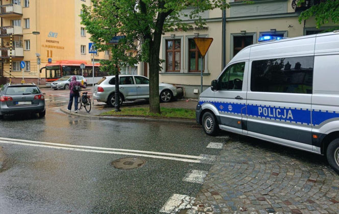 Pijany kierowca Porsche uderzył w budynek w centrum Rzeszowa. Lista jego przewinień jest jednak dłuższa