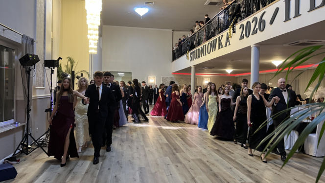 Studniówka pełna blasku i emocji! Tak bawili się maturzyści II LO w Bydgoszczy [ZDJĘCIA]