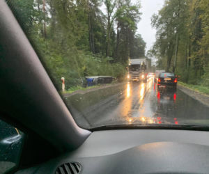 Ciężarówka w rowie przy Alei Wojska Polskiego w Olsztynie [ZDJĘCIA]