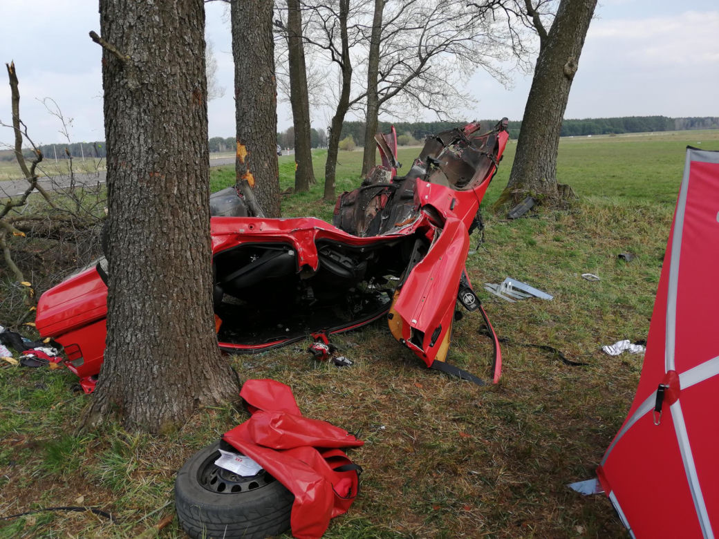 Boćki. BMW roztrzaskało się na drzewie. W środku mężczyzna i kobieta [ZDJĘCIA]