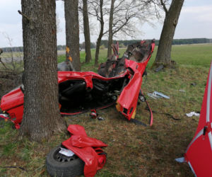 Boćki. BMW roztrzaskało się na drzewie. W środku mężczyzna i kobieta [ZDJĘCIA]