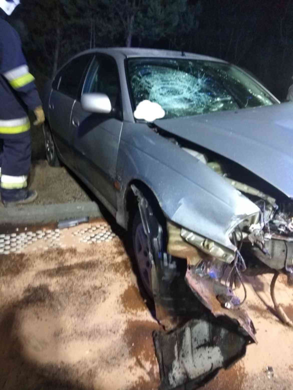 Kobieta jechała toyotą pod prąd. Zderzyła się czołowo z mercedesem