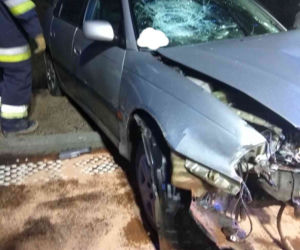 Kobieta jechała toyotą pod prąd. Zderzyła się czołowo z mercedesem