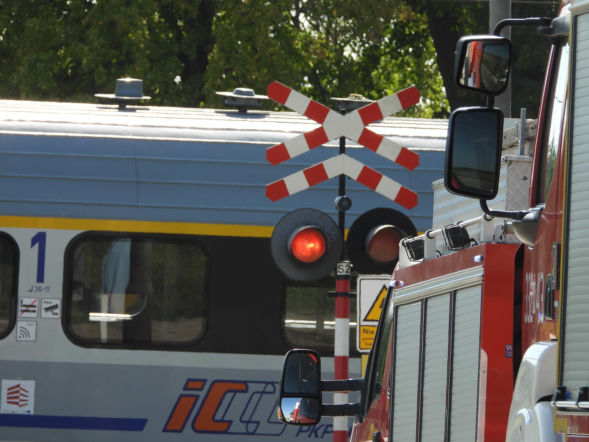 Na przejazdach kolejowych nie ma miejsca na ryzyko! Po tragedii w Sokolnikach Suchych przypominamy podstawowe zasady
