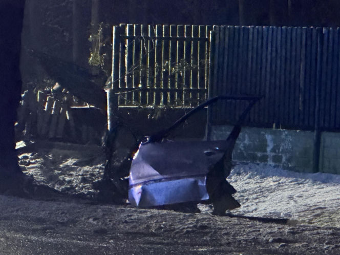 Uciekał seatem przed policją. Gonili go przez dwa powiaty. Zginął na drzewie