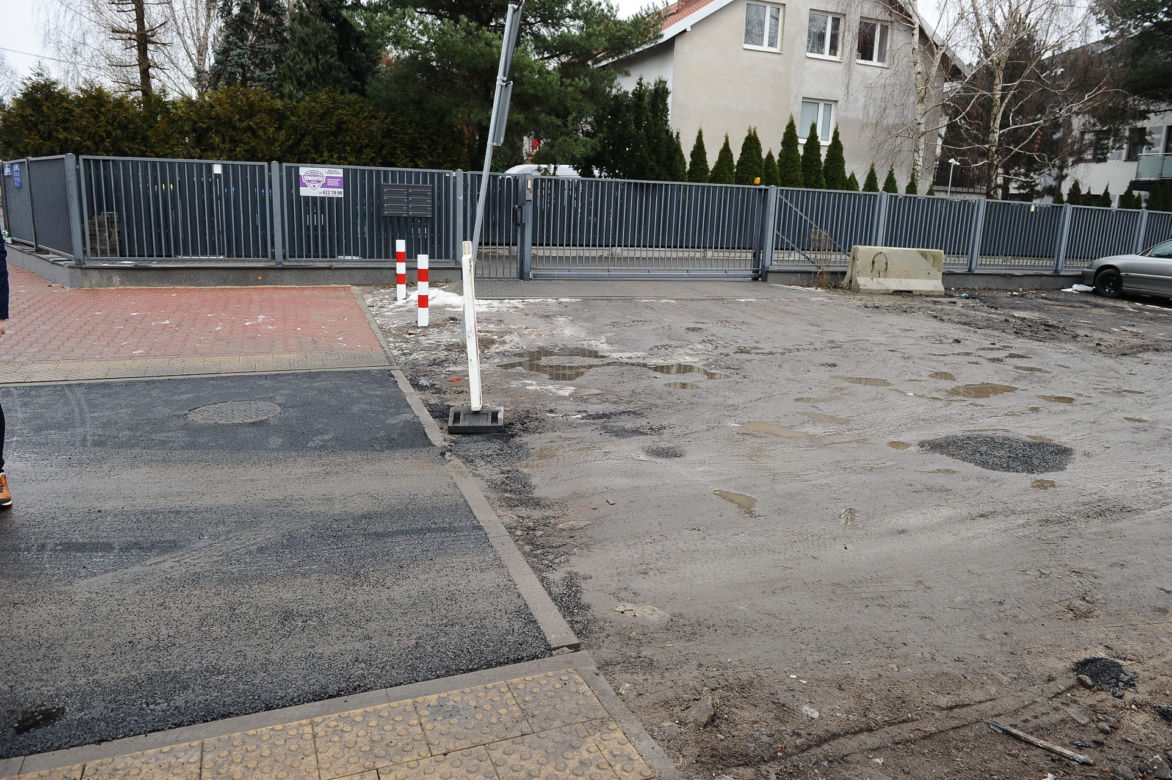 Wylali asfalt, zerwali go i znów wylali. Remont w Ząbkach jak u Bareji