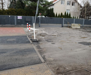 Wylali asfalt, zerwali go i znów wylali. Remont w Ząbkach jak u Bareji