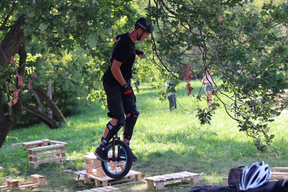 Monocyklowy trial w Parku Ludowym w Lublinie w ramach Europejskiej Konwencji Żonglerskiej