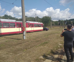 Tramwaj uderzył w samochód - piknik w MZK. 