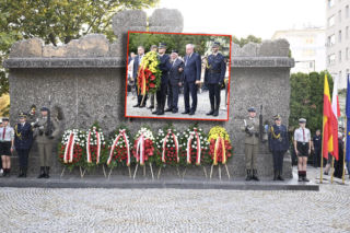 Warszawiacy oddali  hołd zamordowanym mieszkańcom Woli. Popłynęły łzy po policzkach