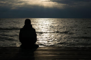 Gorsza niż papierosy i zła dieta? Samotność zwiększa ryzyko zgonu o 32 proc.