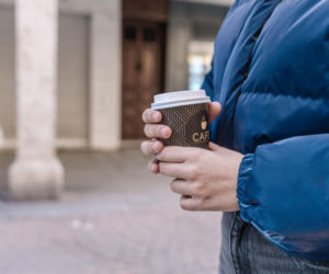 363 tysiące cząsteczek mikroplastiku rocznie - tyle wypijamy w kawie na wynos. Prosty trik pomoże tego uniknąć 