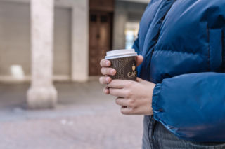 363 tysiące cząsteczek mikroplastiku rocznie - tyle wypijamy w kawie na wynos. Prosty trik pomoże tego uniknąć 