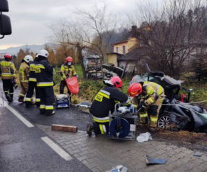 POTWORNY WYPADEK w Łososinie Dolnej! Z samochodu niewiele zostało
