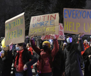 Transparenty na antyrosyjskich protestach