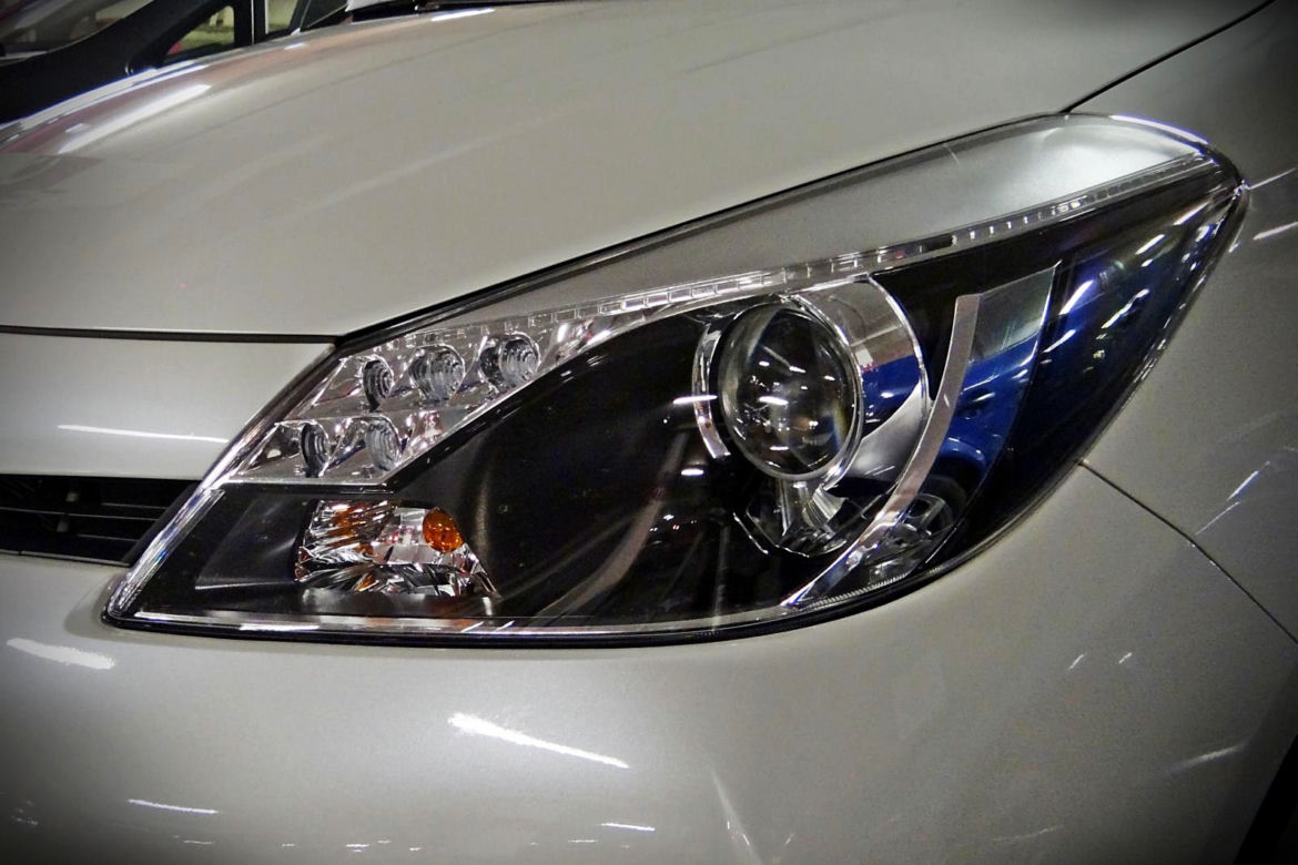 Toyota Yaris Hybrid 100