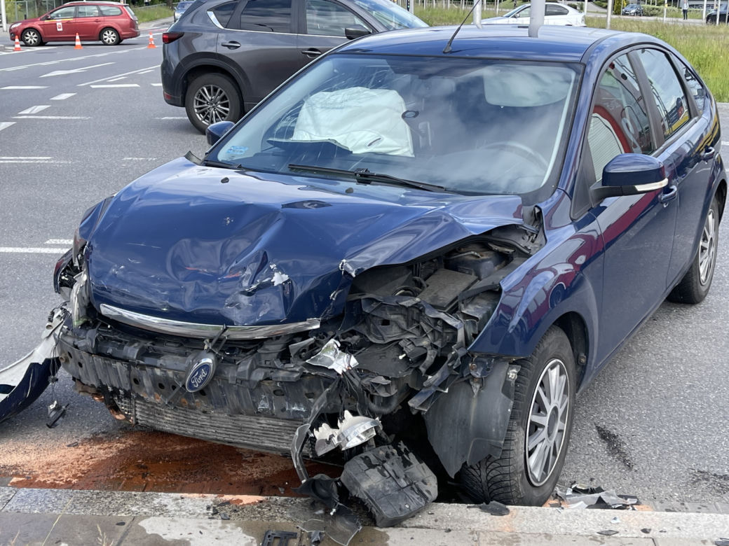  Kilkumiesięczne dziecko wyleciało przez okno samochodu. Przerażający wypadek na Bemowie