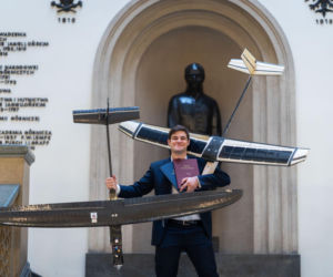 Absolwent AGH uczy samoloty pilotażu! Jan Kostecki skonstruował model samolotu sterowany przez sieć neuronową