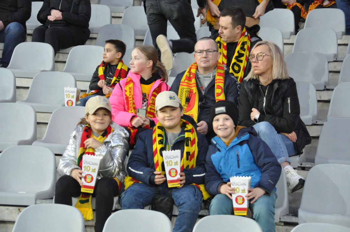 Korona Kielce - Legia Warszawa. Zdjęcia kibiców na Suzuki Arenie