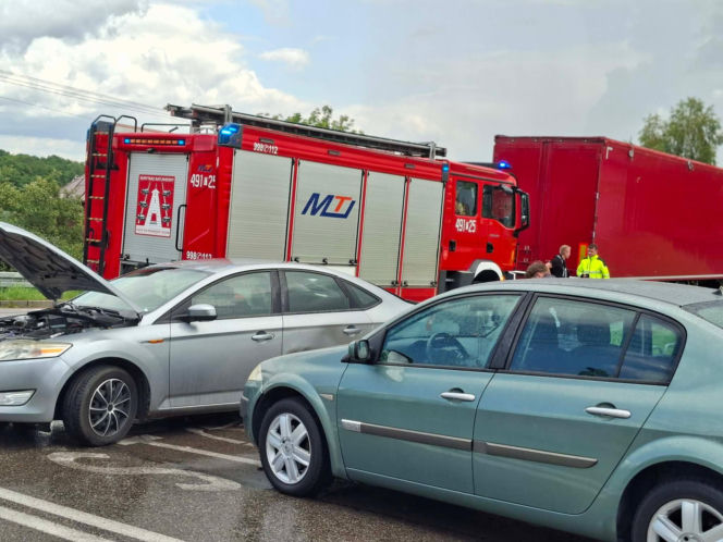 Groźna kolizja na DK 42 w Stykowie. Na skrzyżowaniu zderzyły się Ford, DAF i Renault
