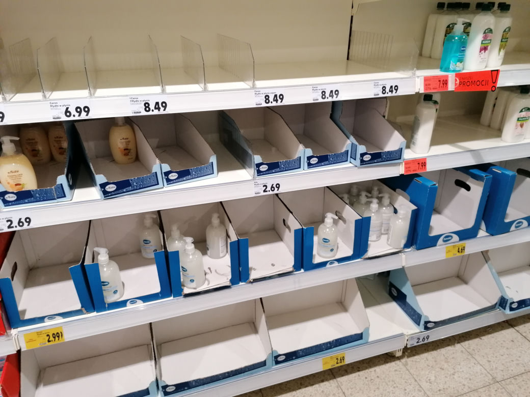 Mieszkańcy wpadli w panikę. Puste półki w sklepach
