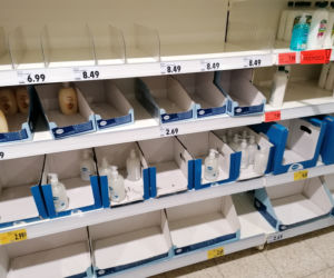 Mieszkańcy wpadli w panikę. Puste półki w sklepach