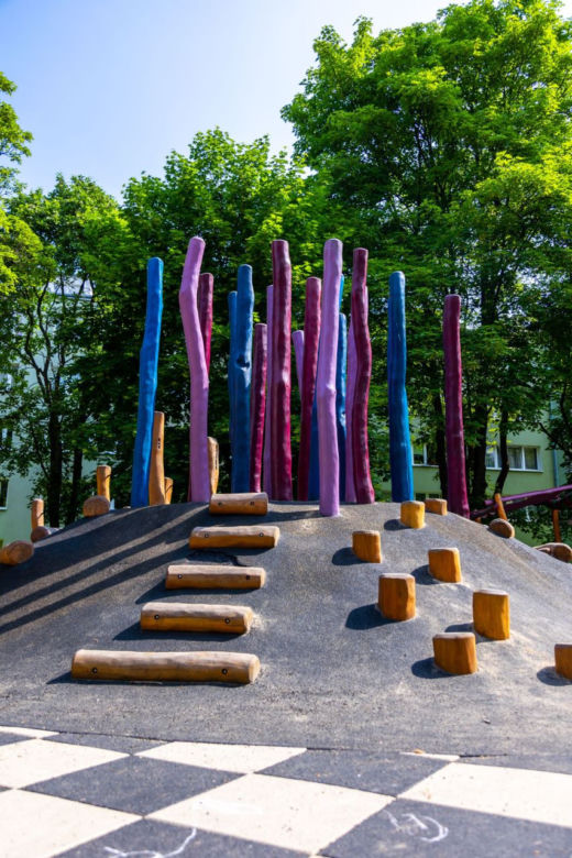 Plac zabaw inspirowany Alicją w krainie czarów