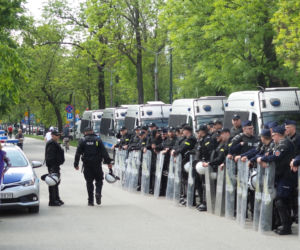 Gigantyczne siły policji zabezpieczały Marsz Równości i kontrmanifestacje w Krakowie
