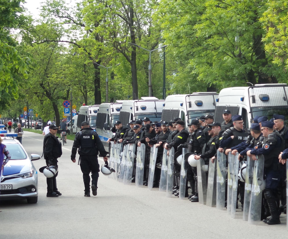 Gigantyczne siły policji zabezpieczały Marsz Równości i kontrmanifestacje w Krakowie