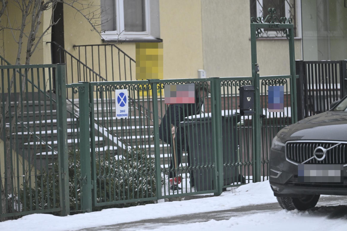Kuzyn Kaczyńskiego dba o krewnego i odśnieża schody