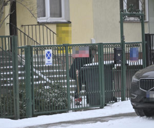 Kuzyn Kaczyńskiego dba o krewnego i odśnieża schody