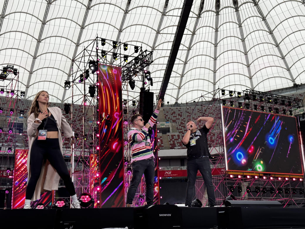 Roztańczony PGE Narodowy z VOX FM - trwają ostatnie przygotowania. Zobacz zdjęcia zza kulis