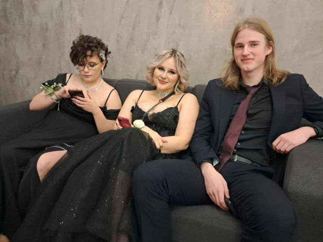 Tak bawili się maturzyści na studniówce skarżyskiego "Erbla". Kreacje jak z czerwonego dywanu