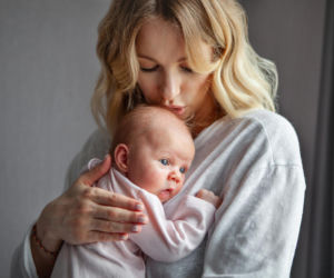 Ruchy w brzuchu po porodzie to nie twoja wyobraźnia. Wyjaśnienie jest zaskakujące